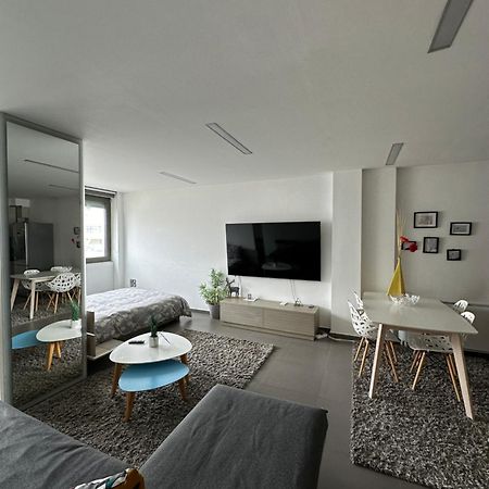 Hitech Appartment Amaliada Luaran gambar