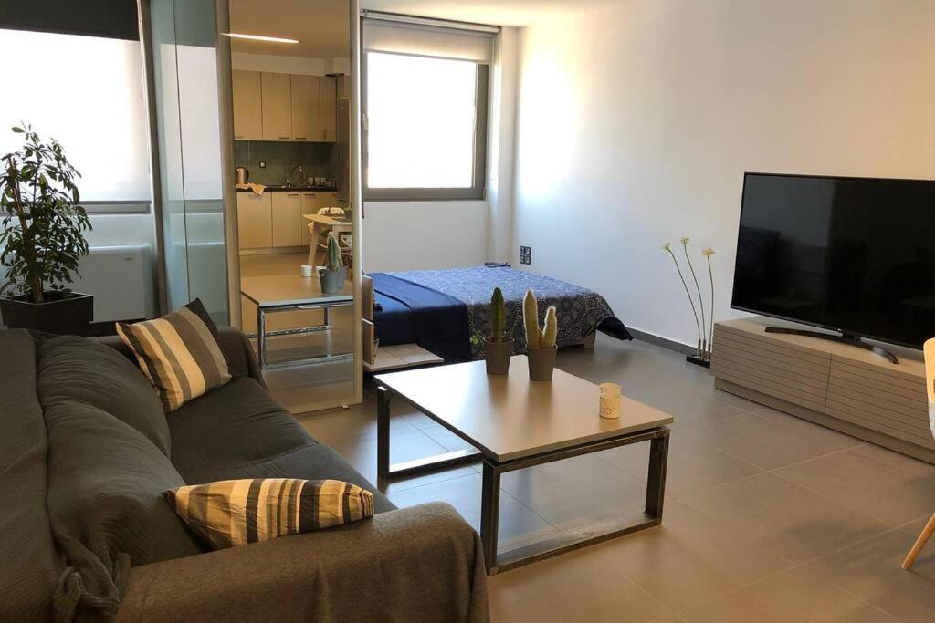 Hitech Appartment Amaliada Luaran gambar