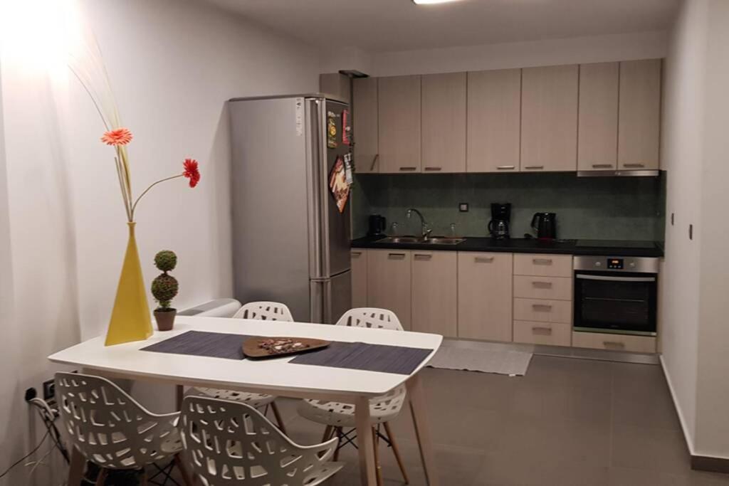 Hitech Appartment Amaliada Luaran gambar